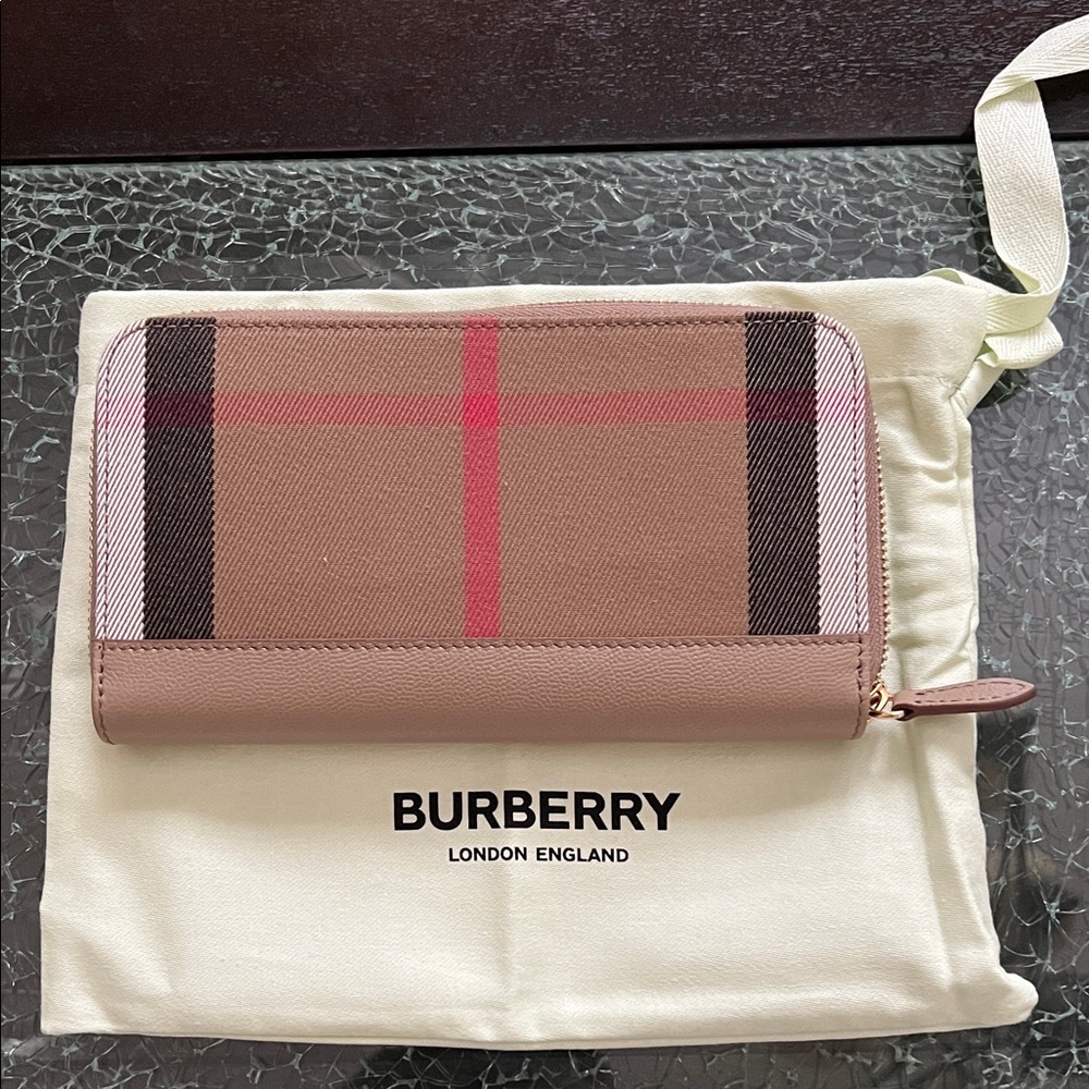 🆕 Burberry Beige and Pink Zip-Around Wallet